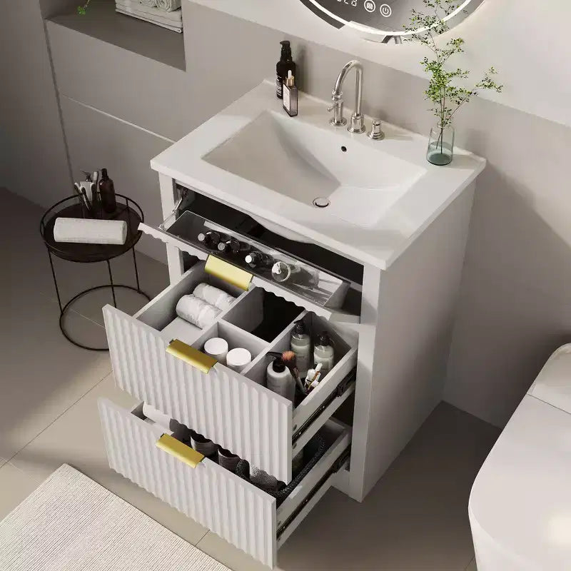 Meuble-lavabo de salle de bain moderne cannelé avec lavabo en céramique intégré, armoire de rangement autoportante avec 3 tiroirs pour salle de bain contemporaine.