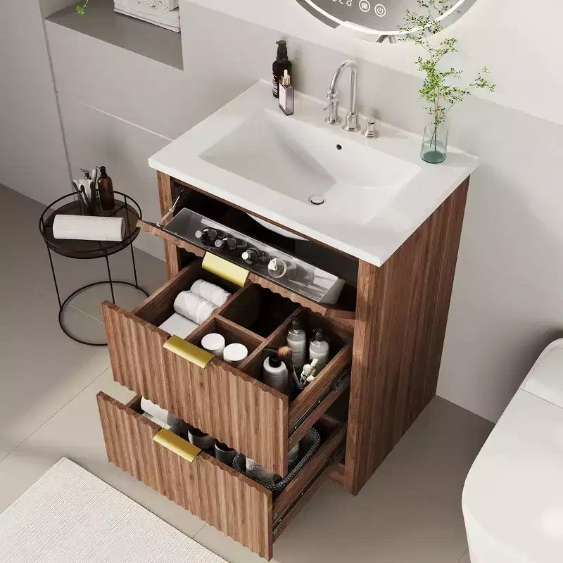 Meuble-lavabo de salle de bain moderne cannelé avec lavabo en céramique intégré, armoire de rangement autoportante avec 3 tiroirs pour salle de bain contemporaine.