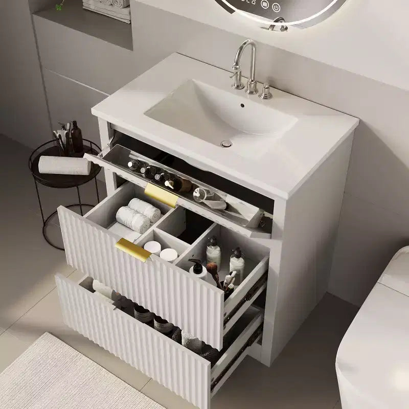 Meuble-lavabo de salle de bain moderne cannelé avec lavabo en céramique intégré, armoire de rangement autoportante avec 3 tiroirs pour salle de bain contemporaine.