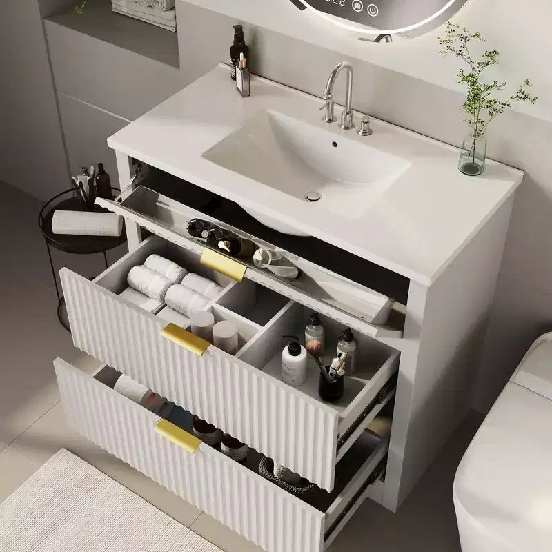 Meuble-lavabo de salle de bain moderne cannelé avec lavabo en céramique intégré, armoire de rangement autoportante avec 3 tiroirs pour salle de bain contemporaine.
