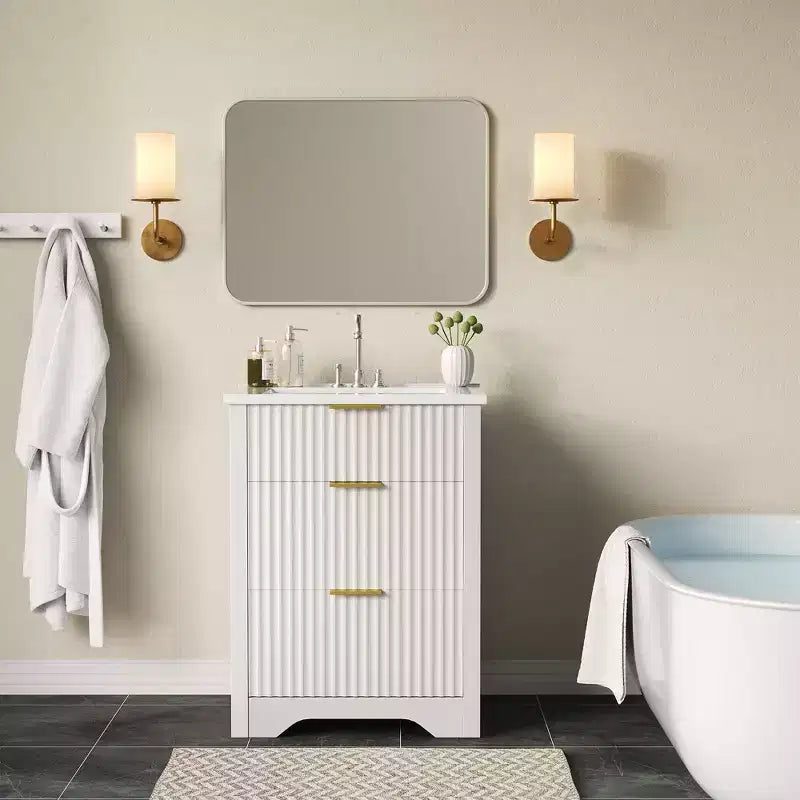 Meuble-lavabo de salle de bain moderne cannelé avec lavabo en céramique intégré, armoire de rangement autoportante avec 3 tiroirs pour salle de bain contemporaine.
