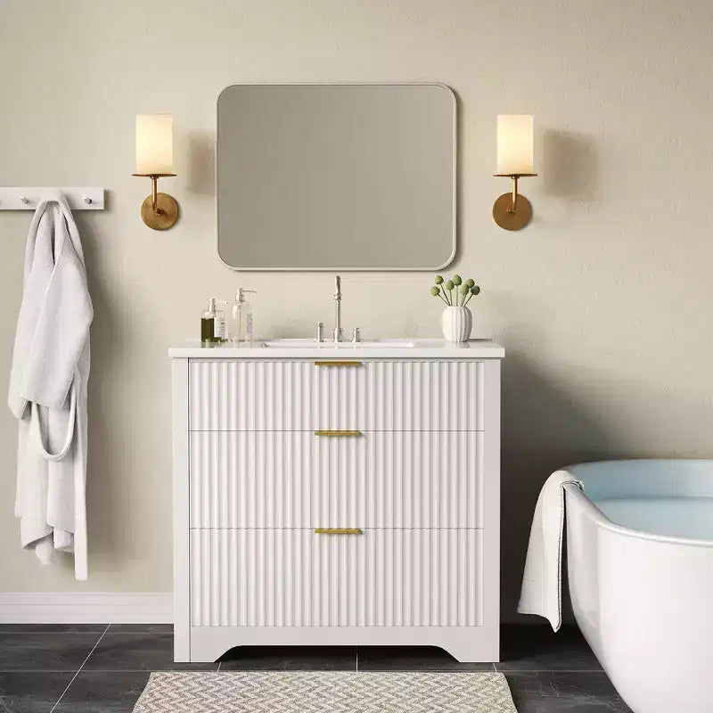 Meuble-lavabo de salle de bain moderne cannelé avec lavabo en céramique intégré, armoire de rangement autoportante avec 3 tiroirs pour salle de bain contemporaine.