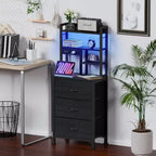 Qwatto Table de chevet de 115 cm de haut avec station de recharge USB et lumière, 3 tiroirs en tissu, table de nuit, étagère pour petite chambre à coucher, dortoir, finition noire