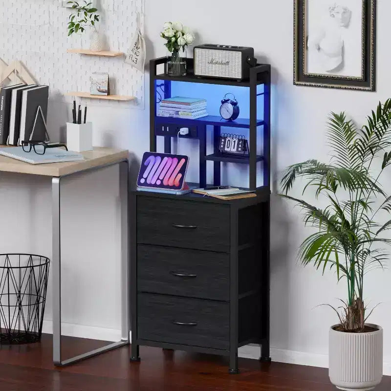 Qwatto Table de chevet de 115 cm de haut avec station de recharge USB et lumière, 3 tiroirs en tissu, table de nuit, étagère pour petite chambre à coucher, dortoir, finition noire