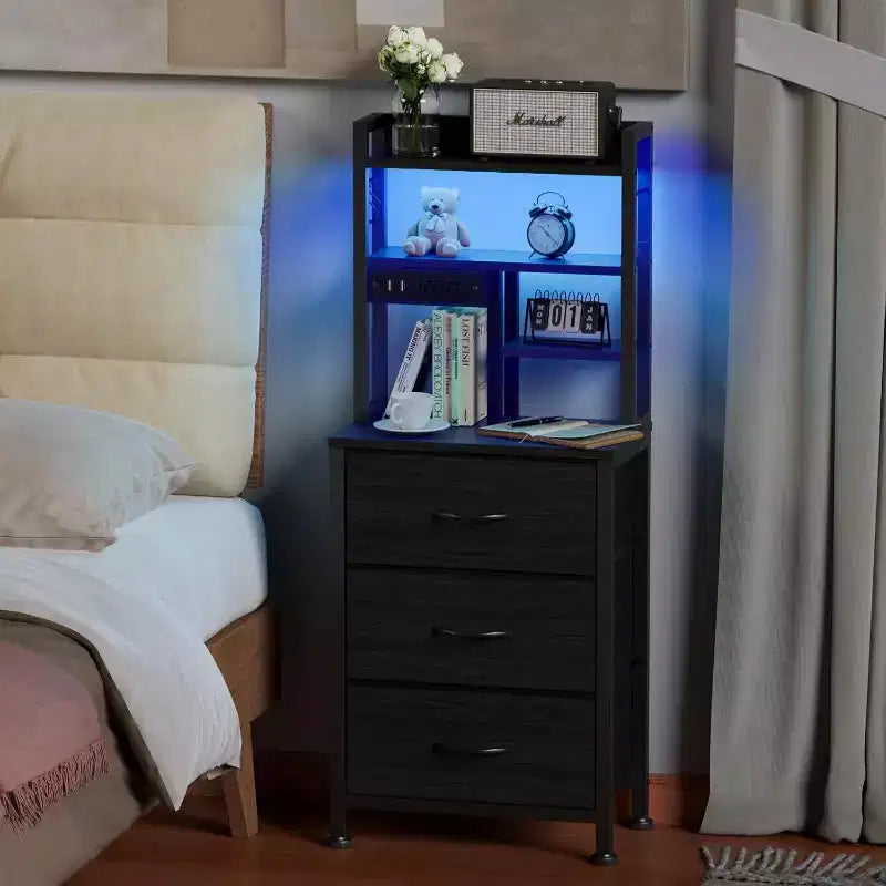 Qwatto Table de chevet de 115 cm de haut avec station de recharge USB et lumière, 3 tiroirs en tissu, table de nuit, étagère pour petite chambre à coucher, dortoir, finition noire