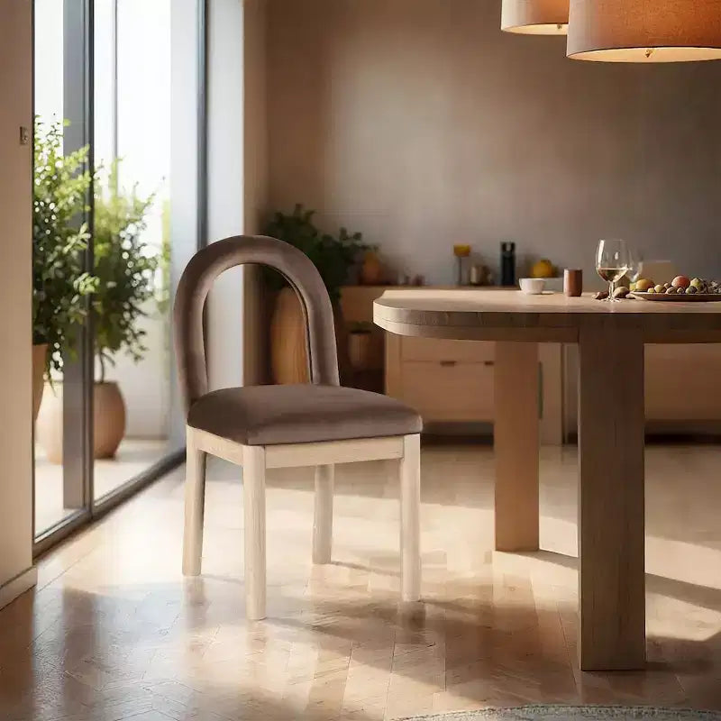Chaise de salle à manger Meridian Furniture Conrad en velours marron