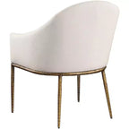 Chaise de salle à manger capitonnée avec accoudoirs Meridian Furniture Ferro en tissu texturé performance lin beige