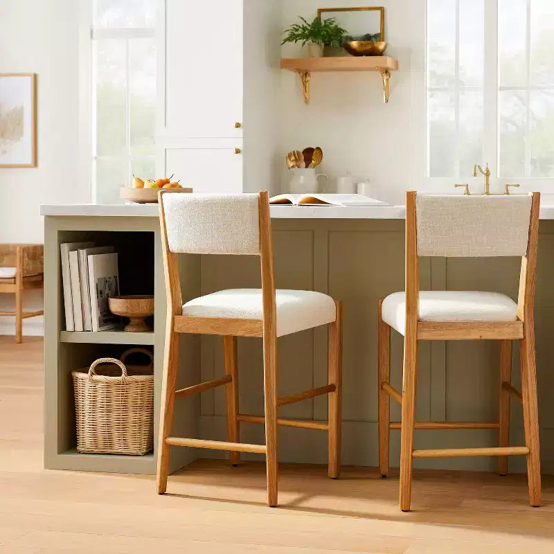Lot de 2 tabourets de bar rembourrés Yalecrest avec dossier et cadre en bois, hauteur comptoir, crème/naturel - Threshold™ conçu avec Studio McGee