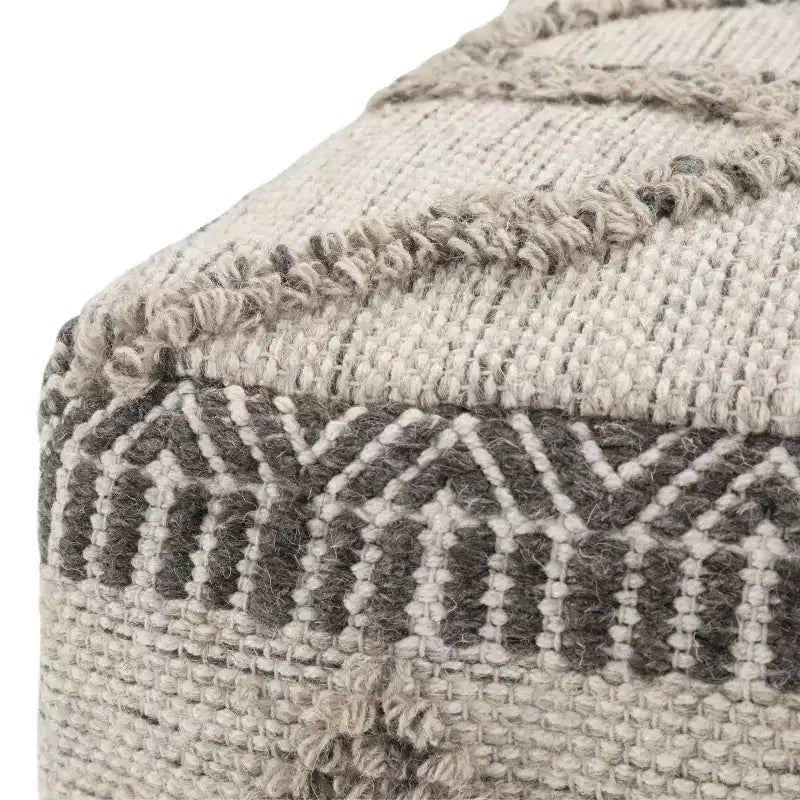 Pouf Tasneem carré d'inspiration marocaine gris naturel – WyndenHall : Tissé à la main, Laine et coton, Aucun assemblage requis