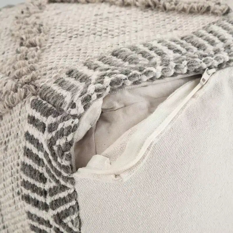 Pouf Tasneem carré d'inspiration marocaine gris naturel – WyndenHall : Tissé à la main, Laine et coton, Aucun assemblage requis