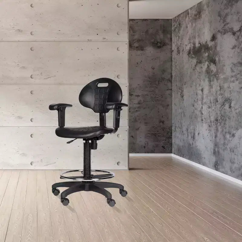 Chaise de bureau de travail en polyuréthane avec accoudoirs, hauteur réglable de 22 à 32 po, noire - Hampden Furnishings