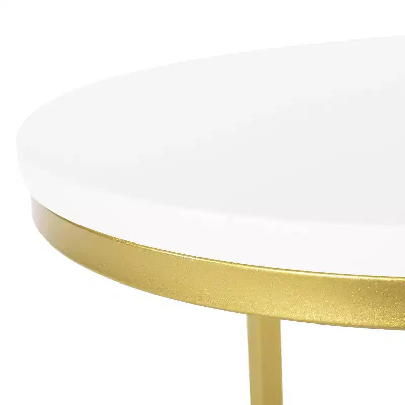 Table d'appoint en C moderne et glamour Ingersol blanche/dorée - Christopher Knight Home : Cadre en fer, plateau en composite de bois, table d'appoint circulaire pour canapé