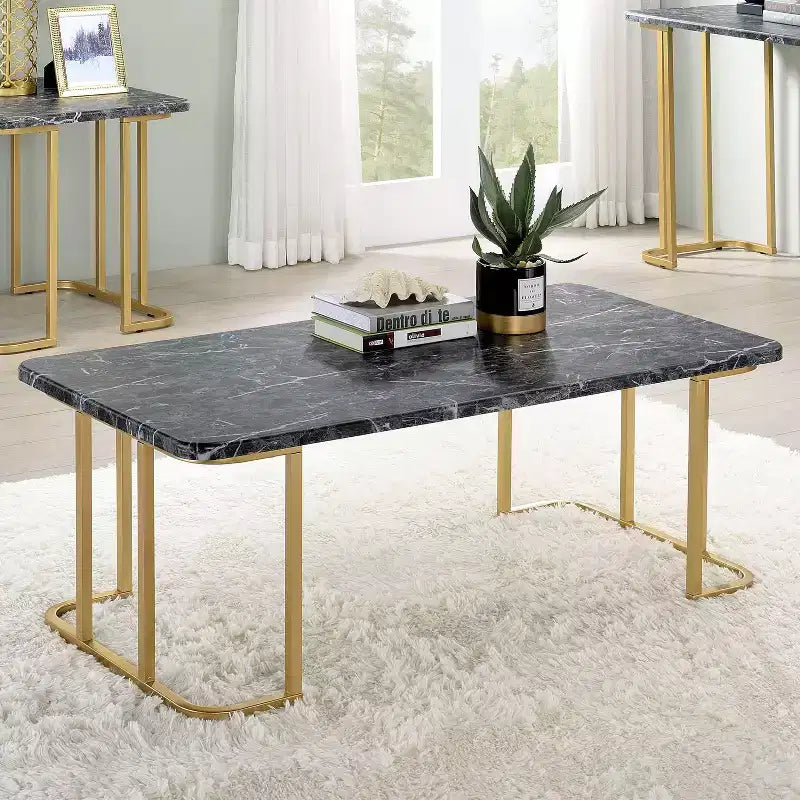 Table basse Trillick en simili-marbre doré/noir - miBasics : style moderne du milieu du siècle, cadre en acier, rectangulaire, capacité de 34 kg