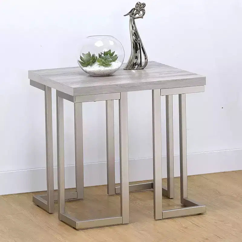 Table d'appoint David en gris driftwood/métal - Steve Silver Co. : Base en fer étain, forme carrée, assemblage sans outils