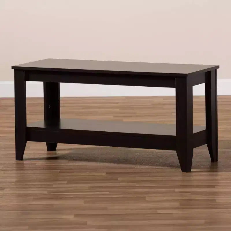 Table basse Elada en bois de wengé marron foncé - Baxton Studio : Étagère inférieure, pieds coniques élégants, design moderne