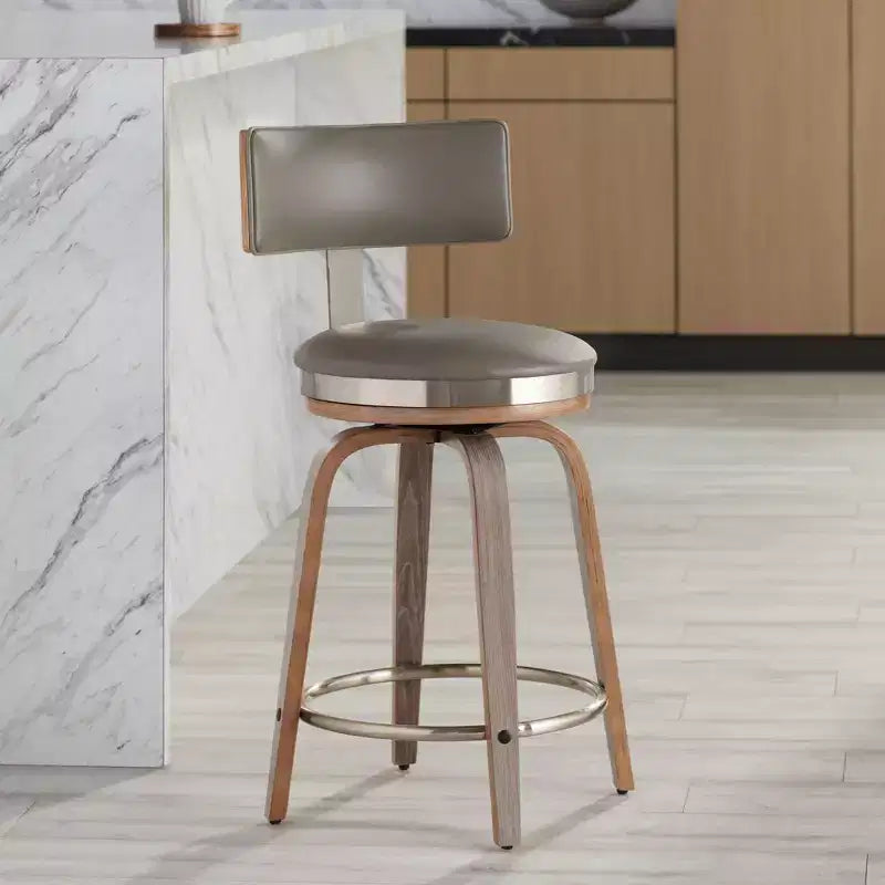 Tabouret de bar pivotant Studio 55D Tilden Wood, marron, 66 cm de hauteur, avec coussin en cuir gris de style milieu du siècle, dossier et repose-pieds, pour comptoir de cuisine ou îlot.