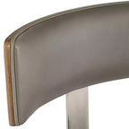 Tabouret de bar pivotant Studio 55D Tilden Wood, marron, 66 cm de hauteur, avec coussin en cuir gris de style milieu du siècle, dossier et repose-pieds, pour comptoir de cuisine ou îlot.
