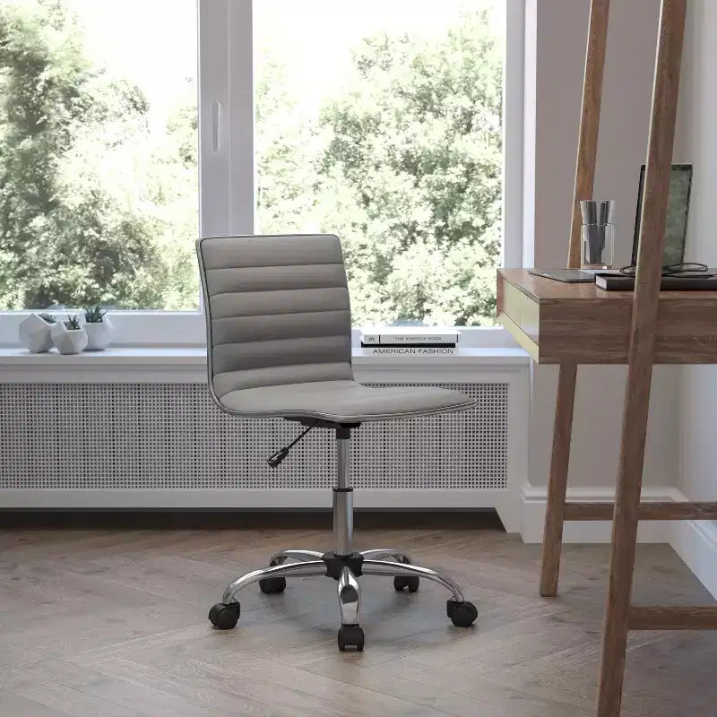 Chaise de bureau pivotante sans accoudoirs nervurée à dossier bas Flash Furniture