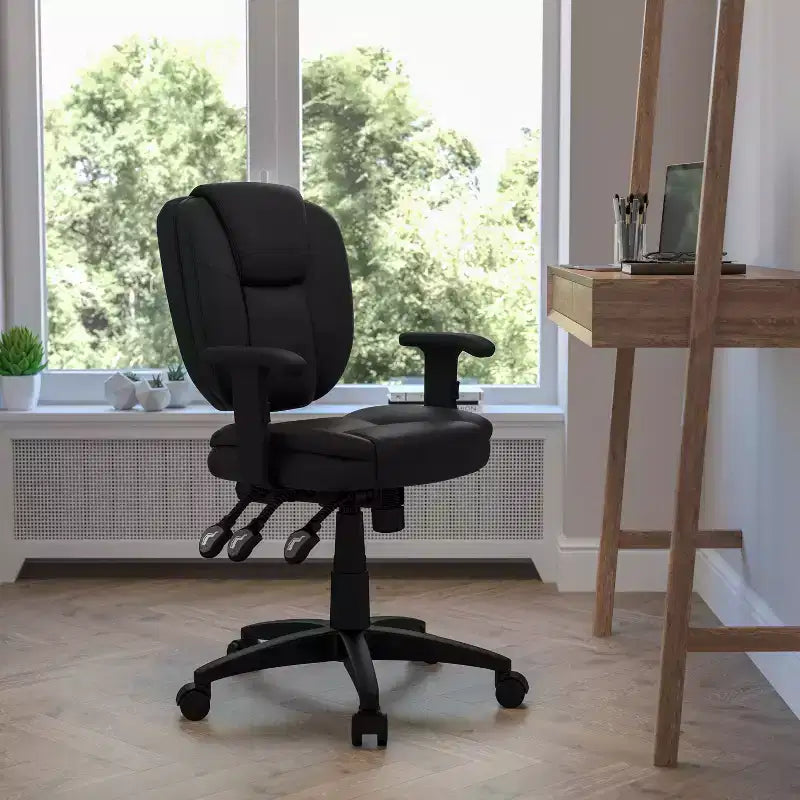 Chaise de bureau ergonomique pivotante multifonction Flash Furniture à dossier mi-hauteur avec coussin supérieur et accoudoirs réglables