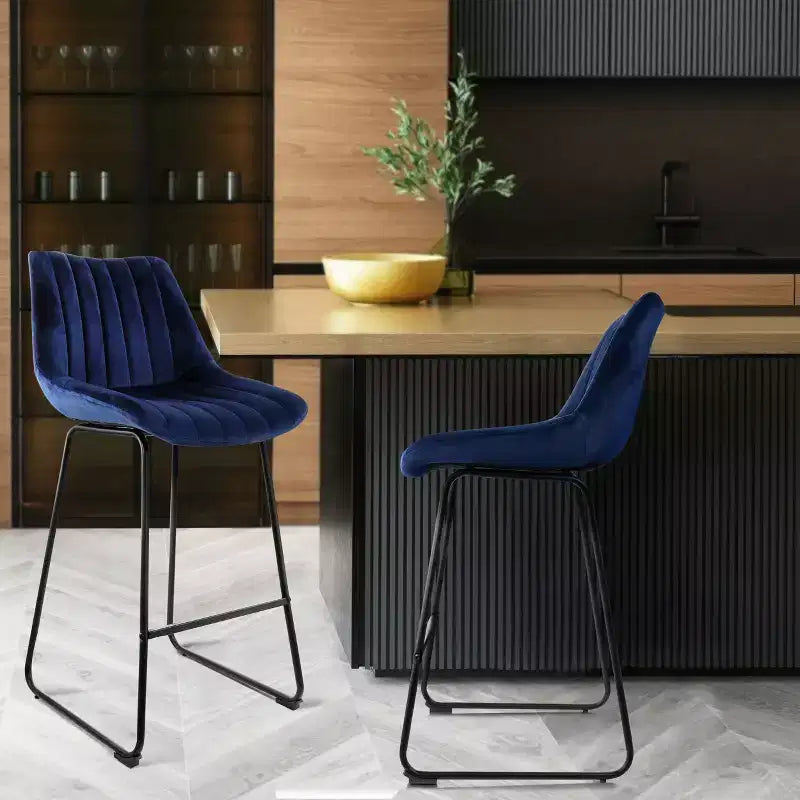 Chaise de bar capitonnée en velours Elama, lot de 2, bleue avec pieds en métal
