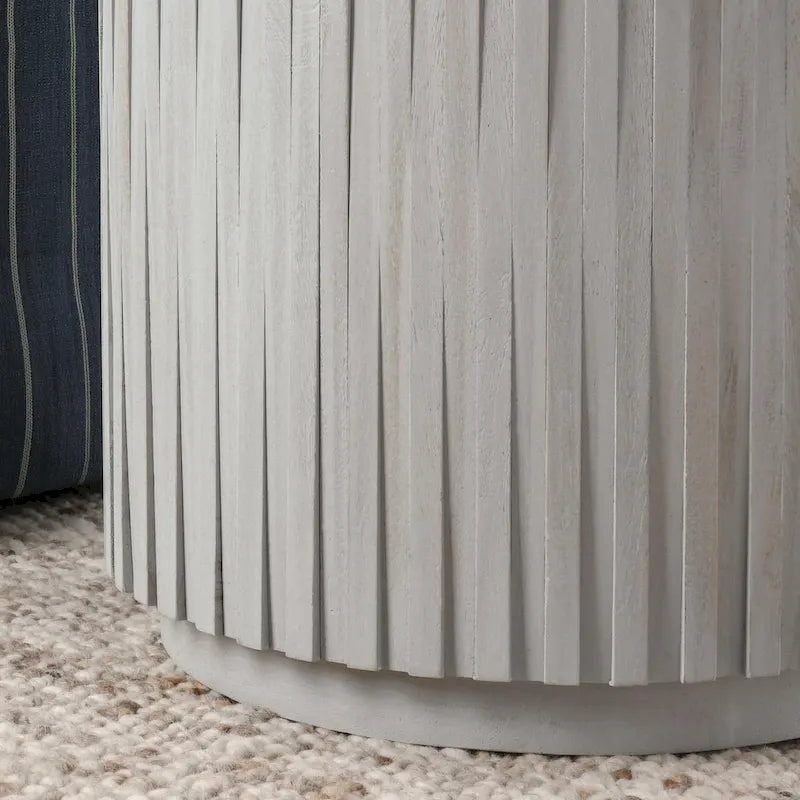 Table d'appoint ronde – En manguier massif sculpté cannelé, fabriquée à la main