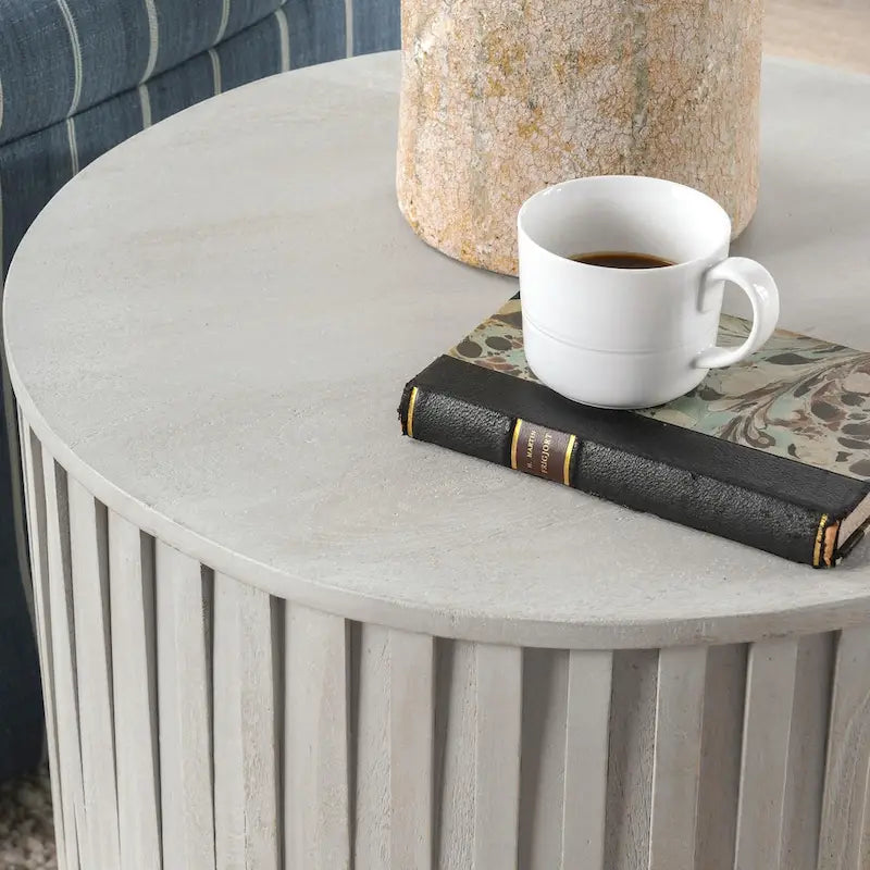 Table d'appoint ronde – En manguier massif sculpté cannelé, fabriquée à la main